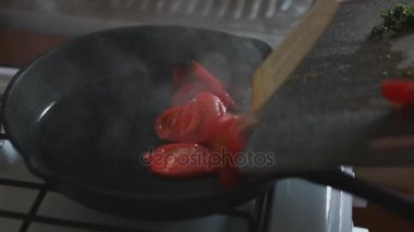 Tavada kavurma domates