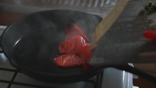 Tomates rôties dans la poêle 