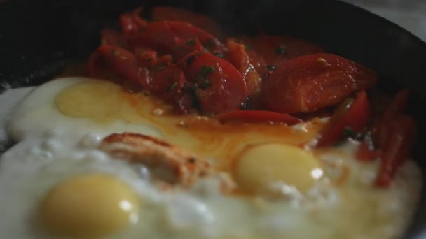 Яичница с помидорами — стоковое видео