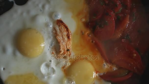 Rührei mit Tomaten — Stockvideo