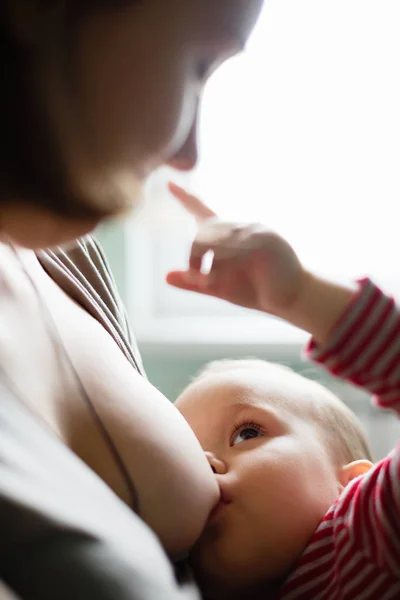 Mulher amamentando seu filho — Fotografia de Stock