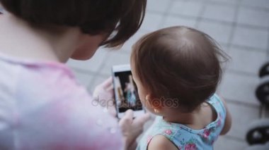 Kadın bir şey çocuğunu Smartphone için gösterilen.