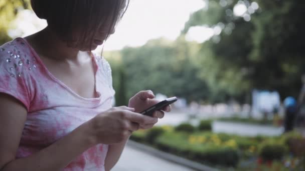 Vrouw kijken iets op de smartphone. — Stockvideo