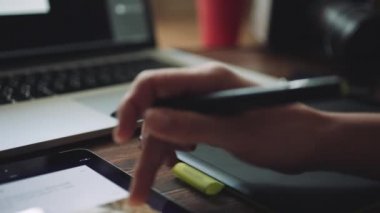 Bir grafik tablet ile bir dizüstü bilgisayar üzerinde çalışan tasarımcı.