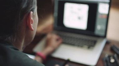 Grafik tabletli bir dizüstü bilgisayarda çalışan kadın tasarımcı.