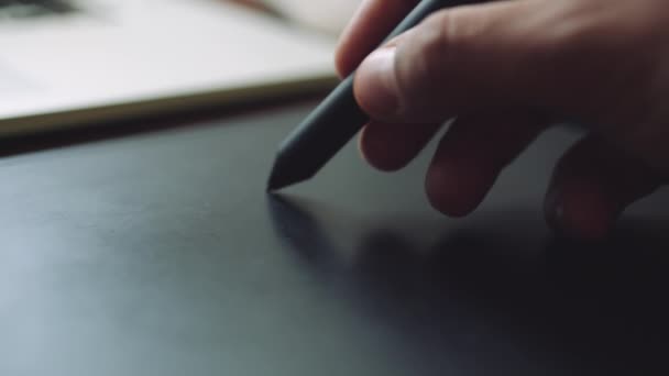 Designer travaillant sur un ordinateur portable avec une tablette graphique .