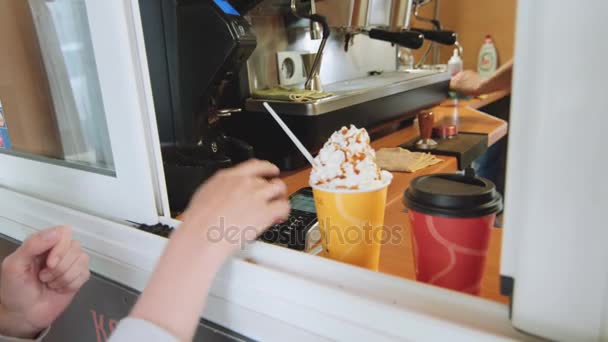 Jeune femme payant avec une carte de crédit . — Video