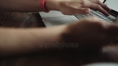 Online Kredi kartı ile alışveriş yapan biri