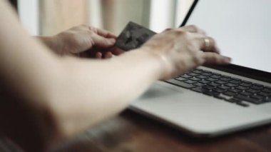 Online Kredi kartı ile alışveriş yapan biri