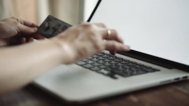 Online Kredi kartı ile alışveriş yapan biri