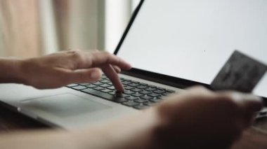 Online Kredi kartı ile alışveriş yapan biri