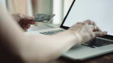 Online Kredi kartı ile alışveriş yapan biri