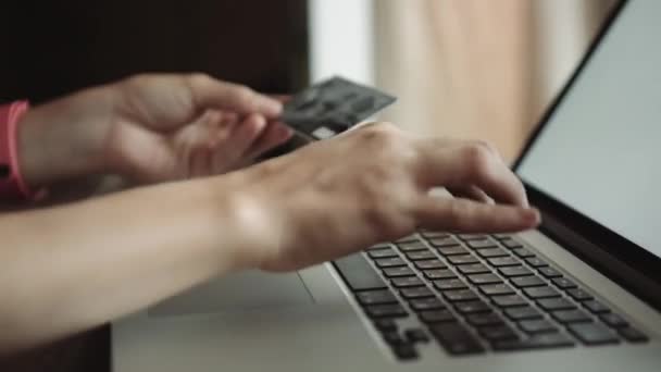 Человек, делающий онлайн покупки с помощью кредитной карты — стоковое видео