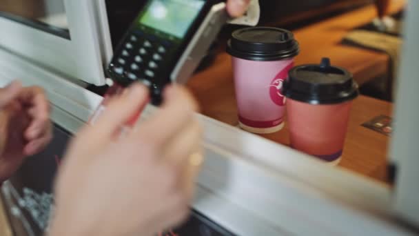 Mujer joven pagando con tarjeta de crédito . — Vídeos de Stock