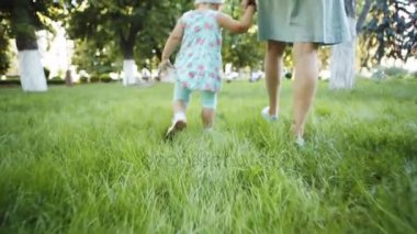 Anne ve çocuk çimenlerin üzerinde yürüyüş