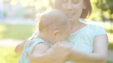 Mutlu anne ve çocuk eğleniyor