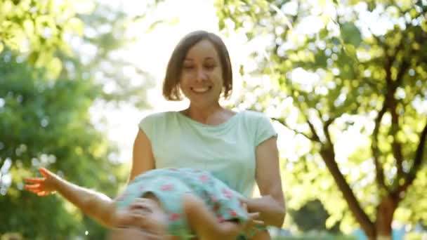 Счастливая мать и ребенок веселятся — стоковое видео