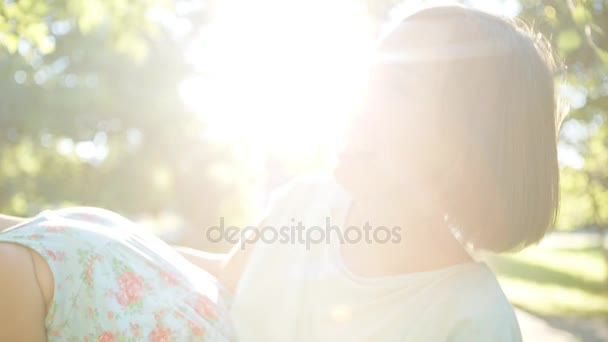 Mère heureuse et enfant s'amusent — Video