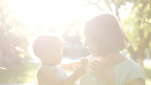 Feliz madre e hijo divirtiéndose — Vídeo de stock