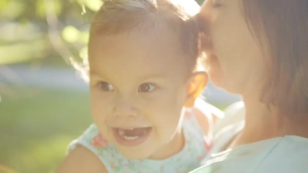 Gelukkig moeder en kind met plezier — Stockvideo