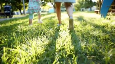 Anne ve çocuk çimenlerin üzerinde yürüyüş