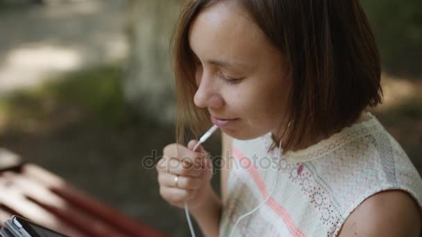 Donna ridente telefono parlante — Video Stock