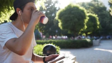 Telefonu konuşurken adam