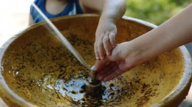 Fıskiyede oynamak kırpma kişi