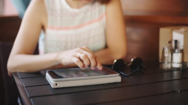 Mujer usando tableta en la cafetería — Vídeos de Stock