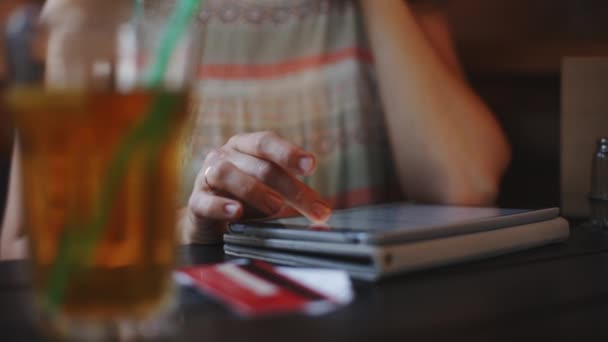 Femme utilisant la tablette dans le café — Video