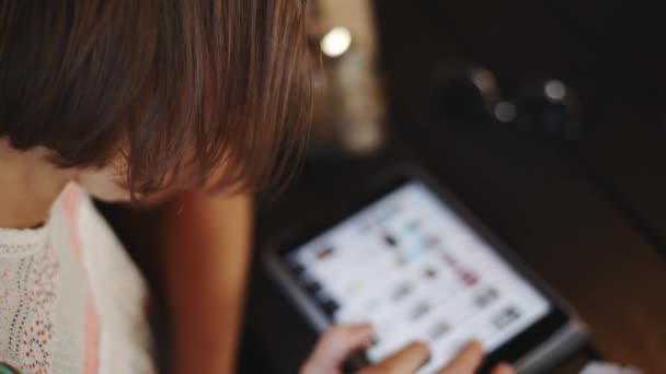 Femme utilisant la tablette dans le café — Video