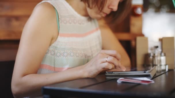 Mujer usando tableta en la cafetería — Vídeos de Stock