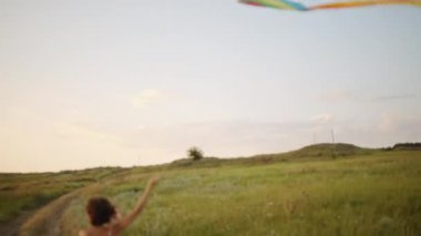 Uçurtma yolda çalışan kızla