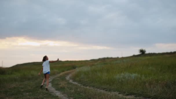 Ragazza con aquilone che corre su strada — Video Stock