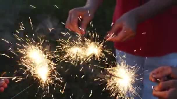 Pessoa anônima com fogo de artifício em chamas — Vídeo de Stock