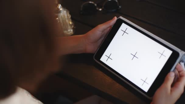 Жінка використовує планшет у кафе — стокове відео