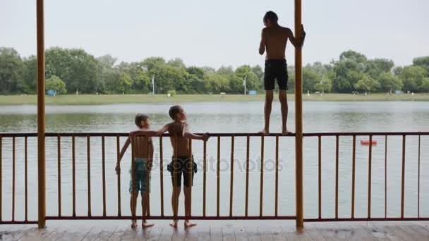Дети прыгают с набережной — стоковое видео