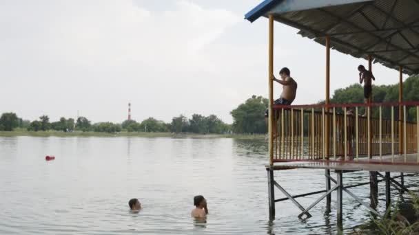 Çocuk Waterfront atlama — Stok video