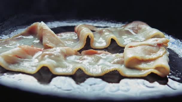 Λωρίδες τηγανητό μπέικον τηγανητό στο τηγάνι. — Αρχείο Βίντεο