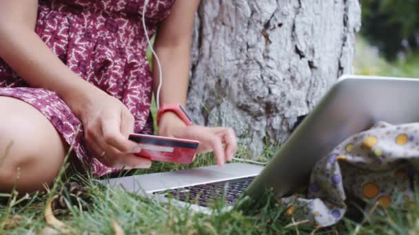 Vrouw betaalt voor creditcardaankopen via het Internet met een laptop. — Stockvideo