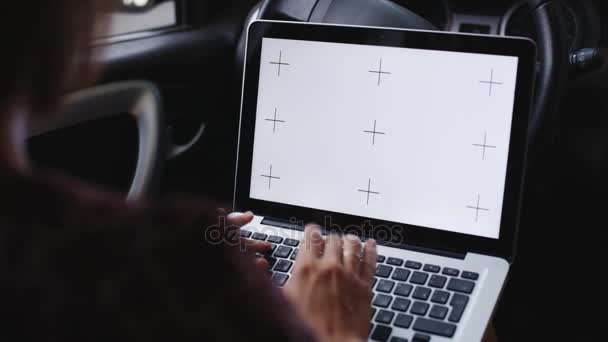 Woman with laptop in the car. — Stock Video