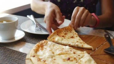 Kadın pizza kafede yiyor..