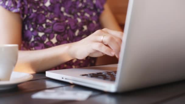 Vrouw die met de laptop in een café werkt. — Stockvideo