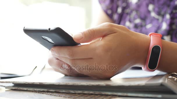 Mujer buscando algo en el teléfono inteligente . — Vídeos de Stock