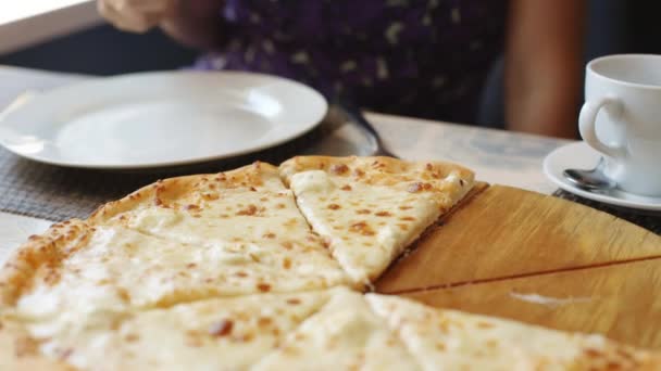 Mujer come pizza en la cafetería . — Vídeo de stock