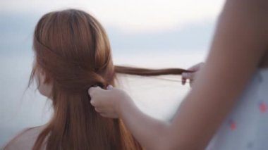 Kadın örgü kız sahilde