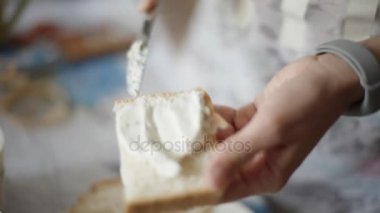 Peynirli sandviç yapma eller.