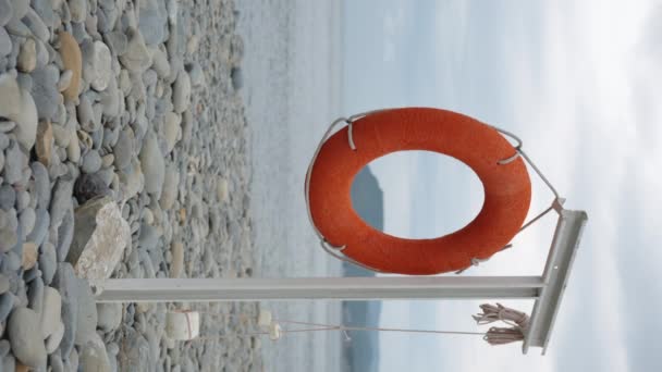 Lifebuoy pendurado na praia vazia . — Vídeo de Stock