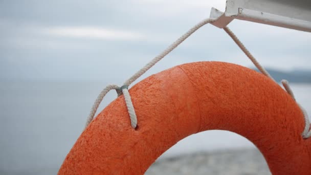 空のビーチに掛かっている救命浮環. — ストック動画