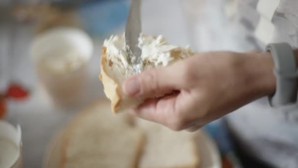 Mãos femininas fazendo um sanduíche de queijo . — Vídeo de Stock